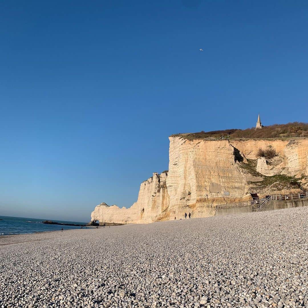 メン・セチャンのインスタグラム：「#프랑스 #france #2 #노르망디 #normandie  #에트르타 #etretat #코끼리절벽 #알바트르해안 #셀카 #selfie」