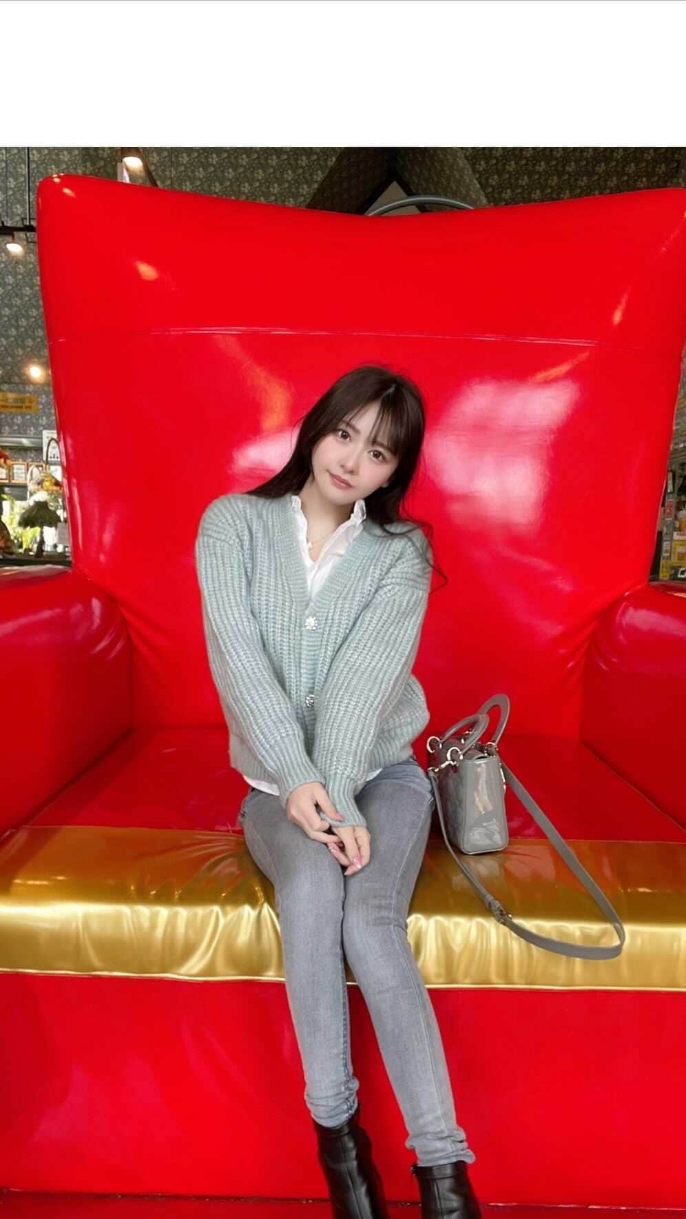 のインスタグラム：「財力に恵まれる椅子でtiktok撮ってきたので コレでわたしもセレブの仲間入り⭐️ｷﾗﾝ . #ラッキーピエロ #キャバ嬢 #キャバクラ#japanesegirl #韓国ファッション #kawaiigirl #kawaii #グラドル#グラビア#アイドル#谷間#すすきの#ススキノ#歌舞伎町#北新地#中州#むちむち#わがままボディ#モデル #hotasian#asianbabe#asiangirls#ニュークラ#インスタ美女#インスタ美人#美女#美人#癒し系女子#tiktok」
