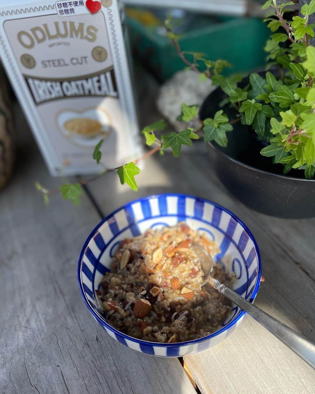 のインスタグラム：「🥣オートミールの原点、スチールカットオートミール(ひきわり)👍🏼香ばしく、絶妙な歯ごたえが気にいっています🥄ヘルシーで美味しい❣️ 👍🏼Loving my morning steel cut oatmeal❣️  🕊Peace & Kindness✨  💕May all your dreams come true💕  ☆☆♡☆☆☆☆☆♡☆☆☆☆☆ #朝ごはん #breakfast #steelcutoats #steelcutoatmeal #スチールカットオーツ #スチールカットオートミール #ヘルシーメニュー」