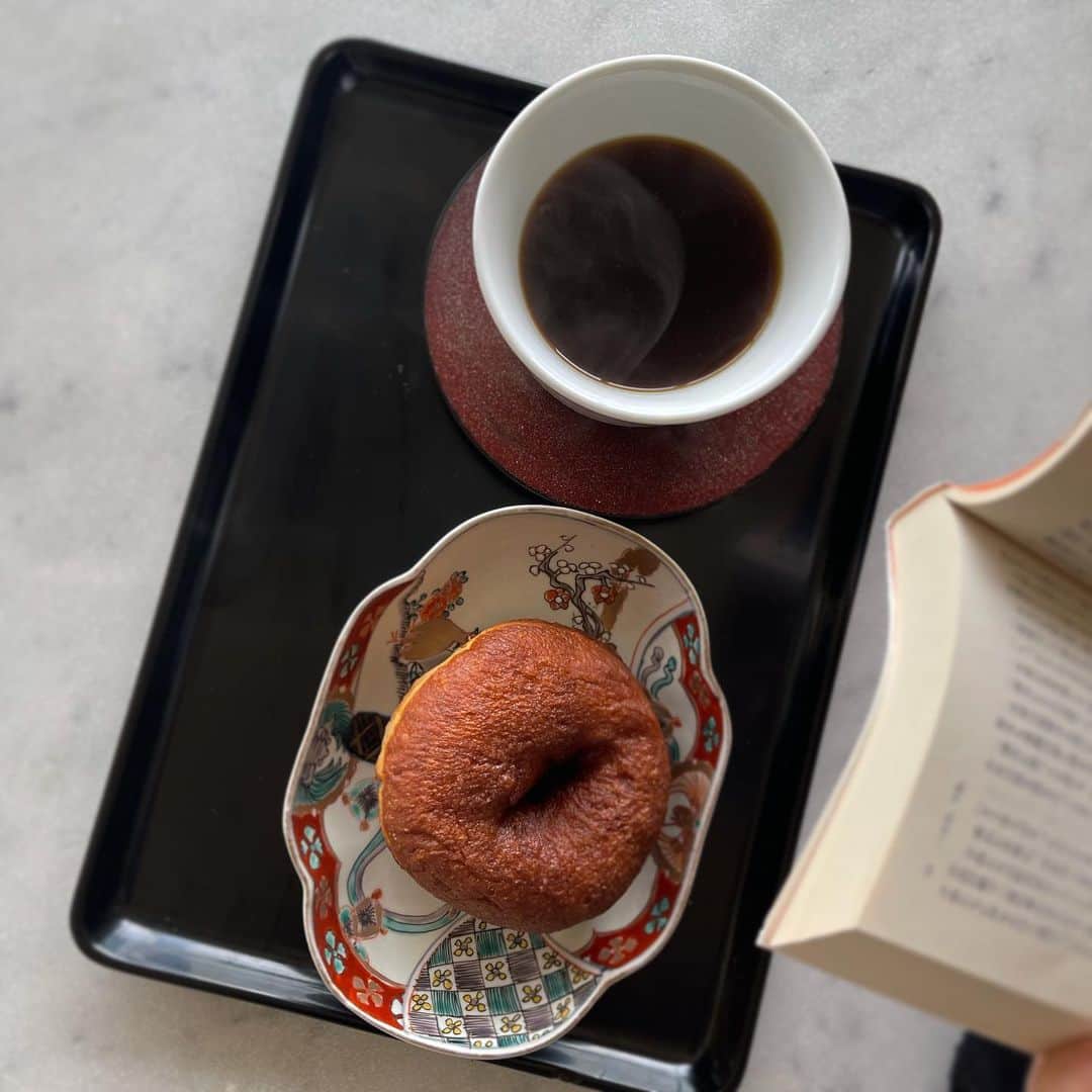 行正り香さんのインスタグラム写真 - (行正り香Instagram)「今朝はドーナツ&コーヒー。和食器も、いろんな使い方をしてみようと思います。#行正り香 #rikayukimasa #和食器 @happypan2 のお取り寄せ」3月21日 8時43分 - rikayukimasa