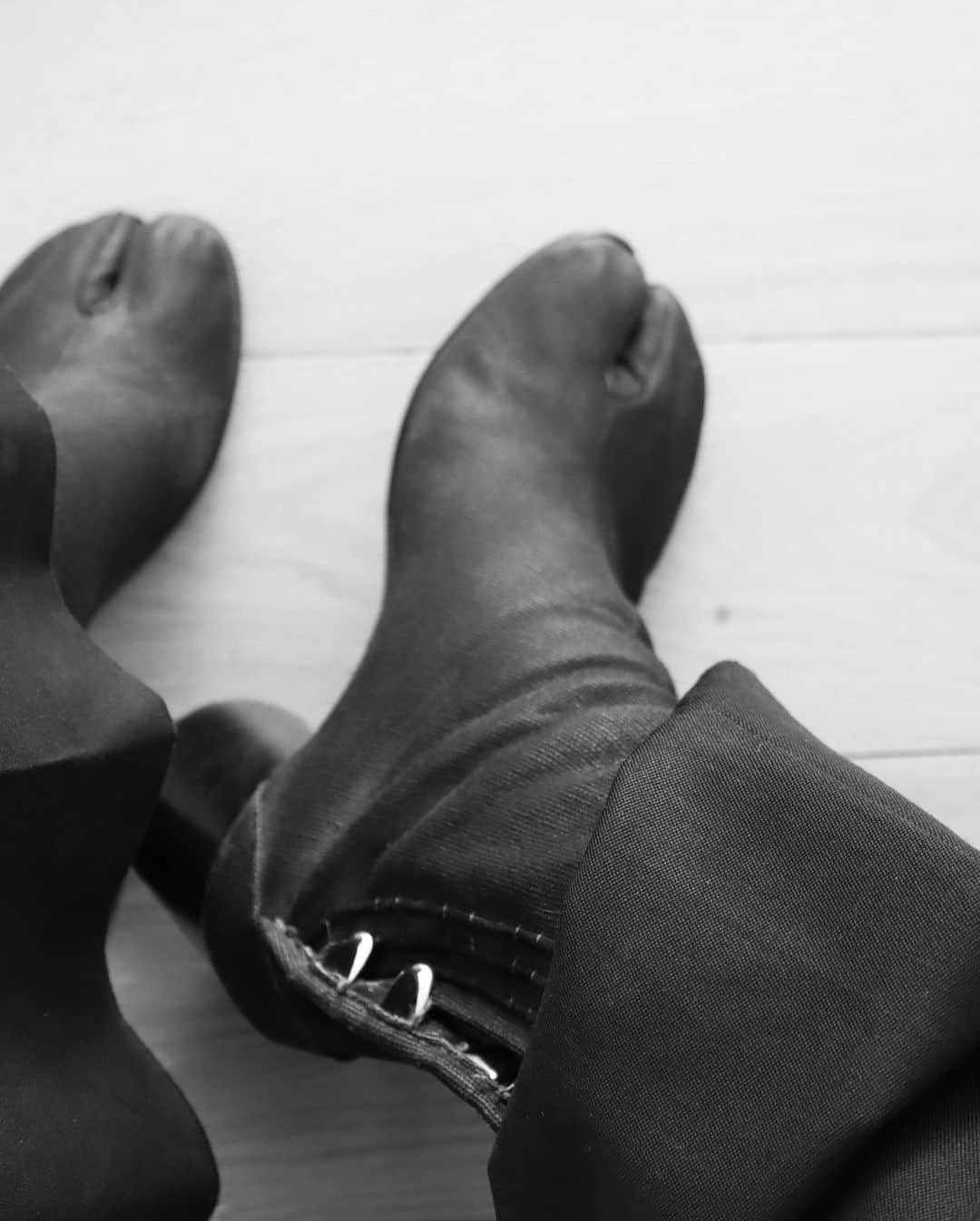 ローラさんのインスタグラム写真 - (ローラInstagram)「Black and Brown is my favorite color🤎🖤😘  Sustainable knit @studior330  Pants @stellamccartney  Vintage boots @maisonmargiela  Bag @louisvuitton  #sustainablefashion #littlebylittle」3月21日 9時00分 - rolaofficial