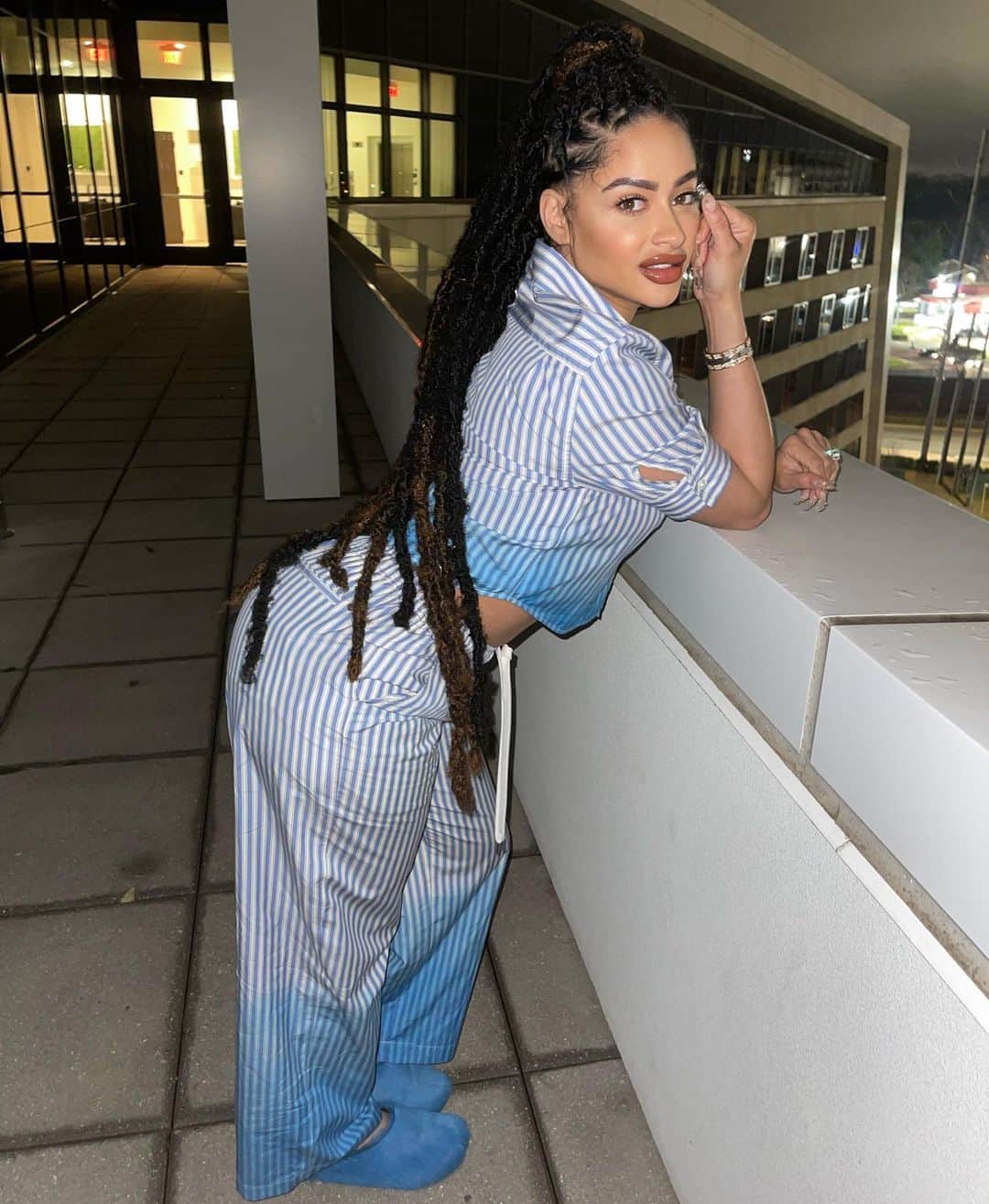 Tori Hughesのインスタグラム：「Dat vibe you’ll look for but can’t find 💙  Hair by @finessedbystorm」