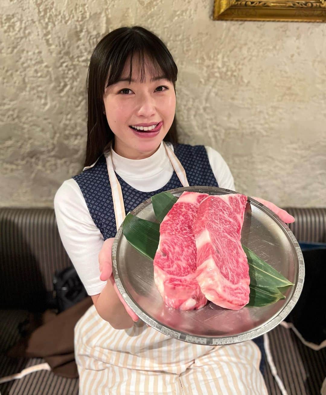 のインスタグラム：「少し長いロケの後、昨夜は打ち上げとお祝いをして頂きました😋🥩 ホント、絵文字みたいなお肉に大興奮🥩🥩笑 こんなに良くして頂いて…今後も皆さんの愛を受けるに相応しい人間で居られるように精進します🥺 沢山のお言葉をありがとうございました🎈 #三笠会館 #鉄板焼き」