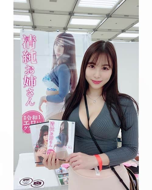 柊木里音さんのインスタグラム写真 - (柊木里音Instagram)「昨日は初コスケットありがとうございました✨  初めて制作したROM、いろんな人との繋がりでできた作品で、関わってくださった方々にとても感謝しています✨ 改めてありがとうございました😌  フィールドの違う場所はとても新鮮で、 少しブース巡りをするだけでも学びが多かったです✨  次回5/1にコスホリックにも出展するので その時にはもっと上手にブースでのやり取りや準備ができたらなって思いました✨  コスホリでは、ROMの新作はこの2点のまま グッズやブロマイドを作ってみたいなって思ってます🙈 誰かやり方教えてください(΄◉◞౪◟◉｀)  いつかコラボ作品作りたいなぁ😳 百合系とかアート系🌟  ファティアブログにもコスケット編載せますので読みに来てください✨  #コスケット  #即売会 #展示会 #イベント #cdrom  #自主制作 #作品撮り  #グラビア #グラビアアイドル #グラドル自画撮り部  #selfie  #美バスト #むちむちボディ  #photography  #instadaily」3月21日 10時04分 - hiiragi_rion