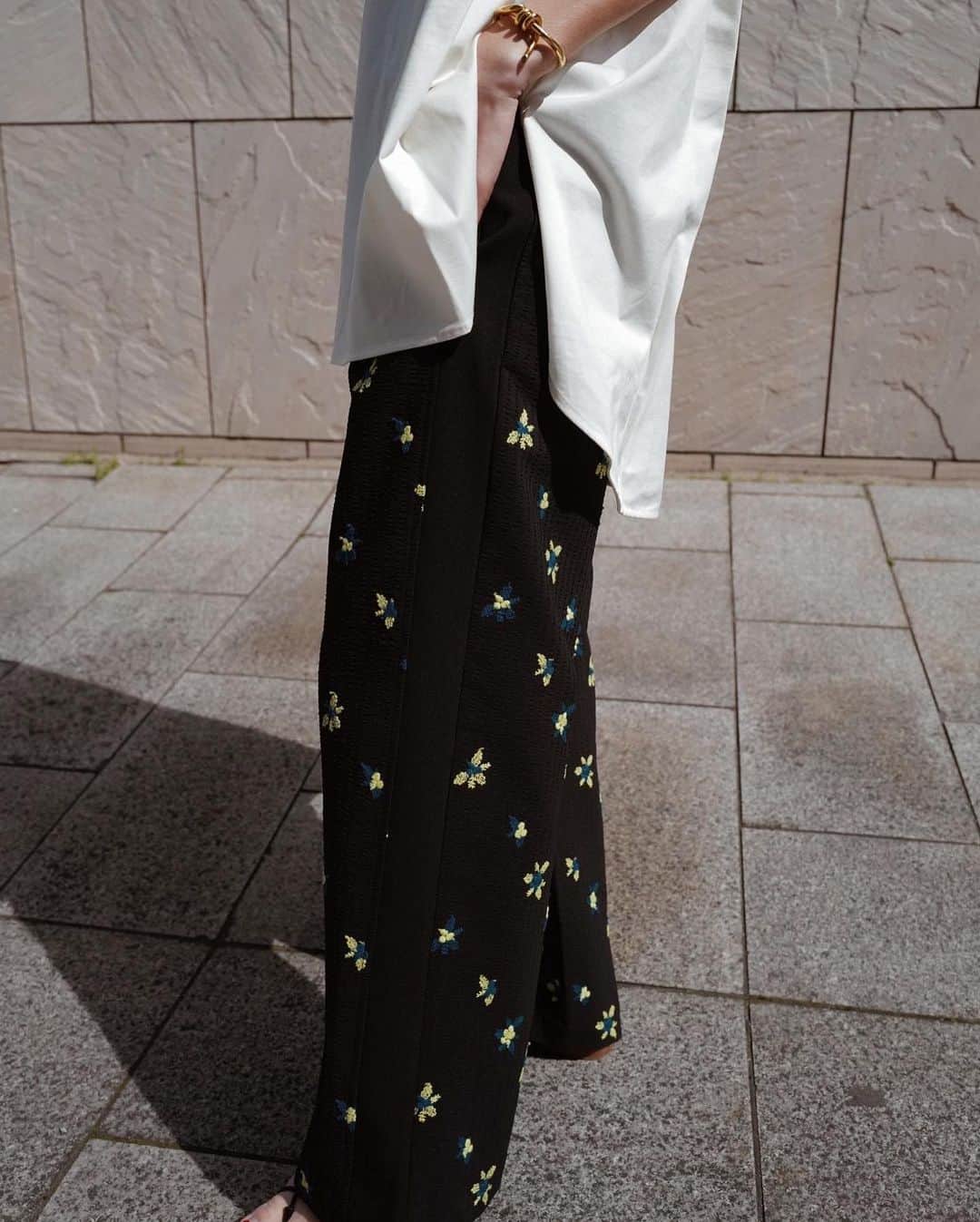 正中雅子のインスタグラム：「original embroidery series🌼  昨年から、作りはじめたオリジナル刺繍シリーズは 日本の生地でCOOL MAXという通気性・速乾性にもたけた素材。 刺繍は中国で丁寧に施してもらい 色んな国のいいとこ取りしたようなアイテムです☺️  蒸し暑い夏にぴったりで昨年もめちゃくちゃ使いやすくて 刺繍の繊細さと扱いやすい生地が絶妙にマッチしています！  そして、このタンク！ 柔らかな肌触りのいいカットソーを使用し タックや切り替えに拘り1枚で様になるデザインに仕上げました！1枚で着てもインナーとして裾を見せたりと着回し抜群です☺︎  TOKYO POPUP 先行item🗼  #MACHATT #masaco服」