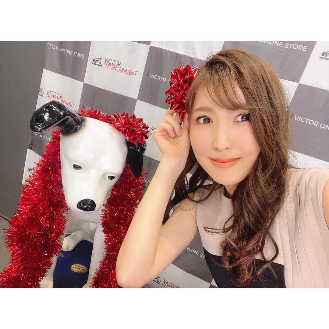 おかゆのインスタグラム：「🎼🐶🎶🪐🎸💫🌈  おはゆ🎸🍚 今日は #春分の日🌸🎶  ［宇宙元旦］でもあるそうな…？🧐🪐 あけましておめでとうございます…？🤔  気温の差が激しいので皆さん体調など 崩されないようお気を付け下さいね！🐶  では〜！ 今日も心鮮やかな良き１日を…🧜🏻‍♀️💫  #赤いひまわり #ビクターオンラインストア #宇宙元旦 #春分 #星旅 #縁起の良い日 ？ #おんなギター流し  #シンガーソングライター #昭和歌謡女子 #平成生まれ #令和デビュー #japanesegirl #singersongwriter #music #nipper」