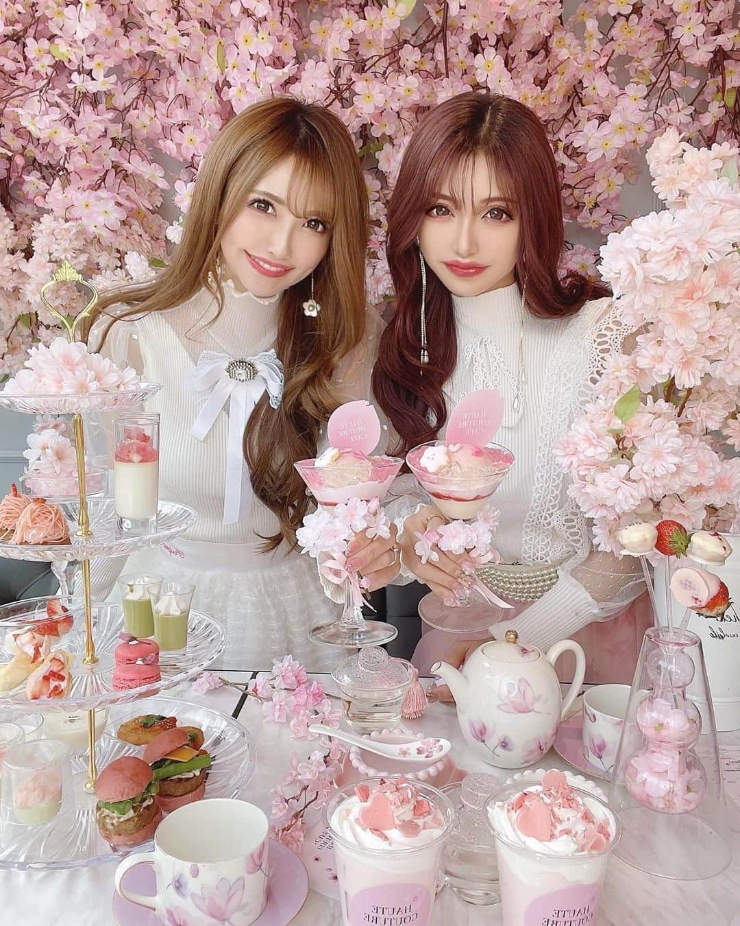 のインスタグラム：「りりかちゃん @ririkakotobuki と【 @riina_couture 】コーデで おデートしたよん💗💗💗 そしてこの桜満開のお店は 【 @hautecouturecafe_official 】💕💕💕 いっつも可愛いけど、また今回の桜アフタヌーンも全面ピンクで 可愛過ぎッッ🥺🌸 もはやお花見ここでいーじゃん レベル😂🌸 でもね、ここ、目黒川の通りにあるから、目黒川が桜満開になると、中も外も全部が桜になるの🌸🌸🌸🌸🌸 やばーい🥰もう一回行かなきゃっ💗  #桜#桜アフタヌーンティー#目黒#目黒カフェ#目黒ランチ#目黒アフタヌーンティー#目黒川#riinacouture#リーナデート#デートコーデ」