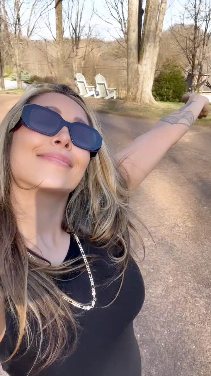 Tianna Gregoryのインスタグラム：「Beautiful day in Tennessee ☀️🙌 ✨ NEW Hydration Sensation💦 @VoozHydrate has 0 sugars, 4 electrolytes & immune-boosting ingredients. #VoozHydrate - Available at #Kroger.  ✨ Follow the inventor @BangEnergy.CEO #ad」
