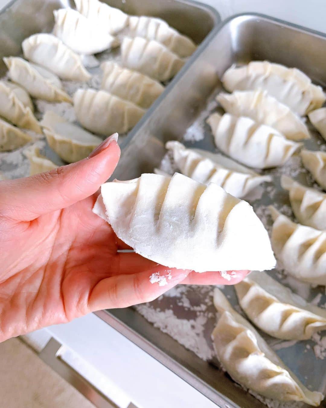 加藤綾子のインスタグラム：「* 週末に夫と一緒に沢山の餃子を作りましたー🥟✨  中の具材を入れ過ぎて具が飛び出てるものもちらほらありますが…笑  まぁ良いですよね😂  冷凍保存して仕事終わりにちょこちょこ食べます😋  #イット #今週も #よろしくお願い致します」