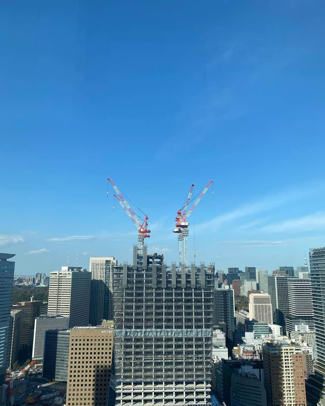 仁村紗和のインスタグラム：「暖かさを迎える準備はできていますでしょうか？ 今日の東京少し寒い。 この時期毎年何を着ればいいかわからなくて、着る服間違えてしまう仁村です。 春を待ちながら、皆さんもなるべく温度調節しやすい服を着て体調に気をつけて下さいね🌏  卒業式帰りかなぁみたいな方々を見るたび自分も当時を思い出します。 だけど、今でも新しい作品に入る時は同じような気持ちになります。 ドキドキ、ワクワク、、❤️‍🔥❤️‍🔥❤️‍🔥  #TokyoEDITIONtoranomon」