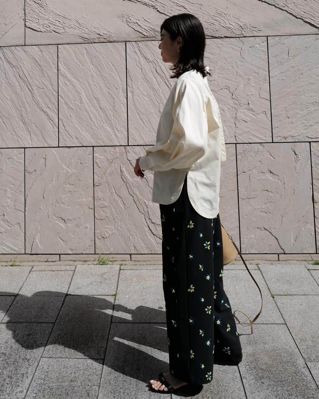 urakoのインスタグラム：「. バックオープンリボンシャツ✔︎ バックリボンって無条件に可愛い💕 . 日本製のしっかりとした生地で作っているのでボディラインも拾いにくくて 背中見せが苦手な方にも取り入れていただきやすいですよ☺️✨ シンプルだけど サイドの少し丸みのあるスリットだったりさりげないポイントが詰まったブラウスです💛 . . 1枚で華やかになる 刺繍シリーズ🪡 で軽いはき心地とウエストもゴムで気負わずはけるところも🙆‍♀️ . サイドに生地切替があるのも 足のラインを綺麗にスッキリ見せてくれます デイリーにもお出かけにもオススメです。 . COOLMAXという通気性・速乾性にも長けている素材で 涼しく着ていただけますよ♪ . . バックオープンリボンシャツ WHT.YEL.BLK ¥15.600(+tax) エンブロイダリーワイドパンツ WHT.BLK ¥18.000(+tax) . . TOKYO POPUP先行item🗼 . #MACHATT #jilsander  #alexanderbirman」