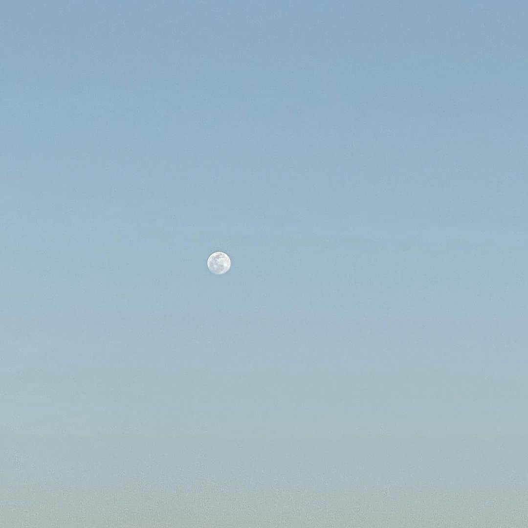 アリアナ・グランデのインスタグラム：「new drop @r.e.m.beauty 🧚🏼‍♂️🧚🏼‍♂️🧚🏼‍♂️🌑🌑🌑」