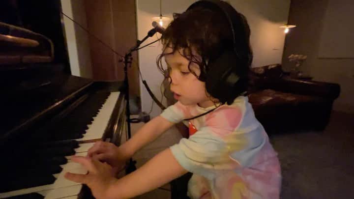 ソーコのインスタグラム：「« My mommy i was in the video and i was in your tummy and i missed you but there was a caravan and now we’re going to the horsey ride and that is all I’ve been singing I’m singing..  hammer hammer hammer Hammer hammer hammer Hammer hammer hammer 🔨 🔨 🔨  … » 🎤🎹 🎧 🐎❣️♾」