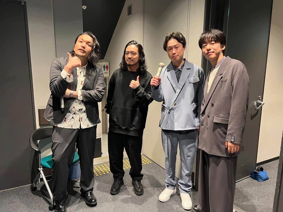 のインスタグラム：「遂に4人集まってしまったので、一つの生命体になりました。  #見取り図 #CreepyNuts」