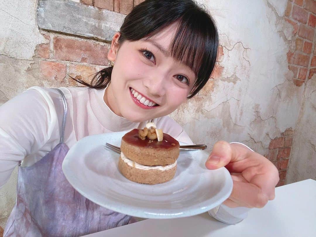 のインスタグラム：「八丁味噌の餡ベイクド😽 金曜日の#ドデスカ #コレクル では#ジェイアール名古屋タカシマヤ フードメゾン岡崎店をご紹介しました👉✨  📍叶 匠壽庵 デパ地下で人気の和菓子店が、岡崎店限定の和スイーツを開発しました. ・ #餡ベイクド 生地の中にこし餡を混ぜて焼いた和スイーツで、しっとりほろほろ口の中でほどけるような食感です✨ 八丁味噌味はほんのり塩気があり、程よい甘さでコク深さも感じます. 香ばしいくるみがぴったり☻  📍THE CUSTAR 人気ベーカリー#サンクレール の新しいお店は、カスタードクリーム専門店！ ・ #インカスター カスタードクリームを食べるためのクリームパン♡ 濃厚な黄身が特徴のランニングエッグに牛乳を加え、手作業で1時間半混ぜたカスタードはとろっとろです🥚 ・ #デニーロ(アップルパイ) コロネ型のデニッシュに限界までカスタードクリームとりんごを入れたスイーツ. シナモンの香りとりんごの酸味が効いていて、デニッシュ生地はしなやかで食べやすかったです🍎  #叶匠壽庵 #ザカスター #メーテレ #アナウンサー #メーテレアナウンサー #名古屋テレビ #名古屋 #nagoya #南雲穂波 #もぐロケ #パンシェルジュ南雲 #なぐもぐもぐ」