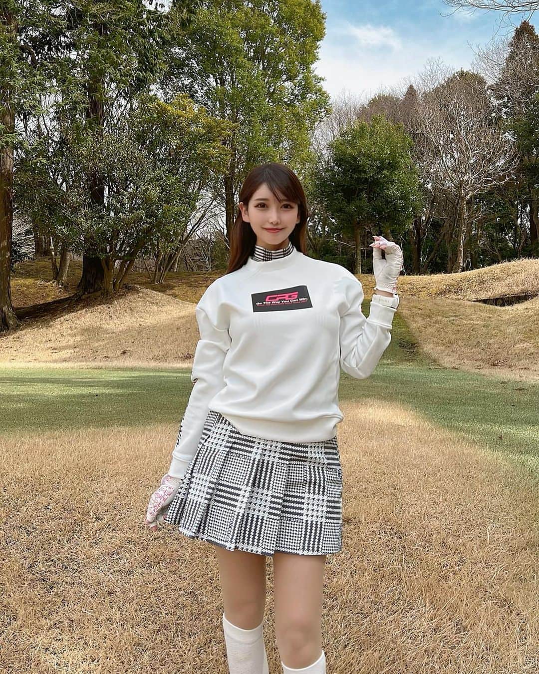 のインスタグラム：「. フロントからまわったよん⛳️ スコアは49.43-92（35putt） 前半が酷かったな〜🤣 . やっぱ距離が長くなると気持ち的に焦っちゃう🥺！ そして変なミスが増える😮‍💨 ゴルフはほんとメンタル大事⛳️✨ . ウェアは @cpggolf_official  伸縮性あって生地がきもちいいの🤍 腕にロゴが入ってるのもかわいい💖 . スカートとインナーは @pearlygates_official 🖤 . 今年中にはレギュラーでまわれるようになりたいなー！✨ . #ゴルフ女子#ゴルフ#ゴルフウェア#ゴルフコーデ#ゴルフファッション#シーピージー#シーピージーゴルフ#ゴルフアパレル#パーリーゲイツ#golf#golfwear#golfapparel#cpg#cpggolf#cpgapparel#golfer#golfswing#golflife#golfgirl#golfstagram#golfaddict#golfshot#narita#japan#japanesegirl」