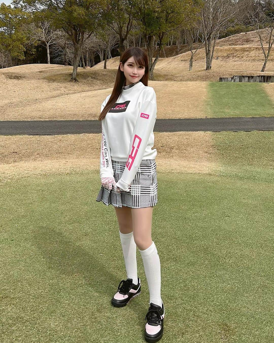 MAYUさんのインスタグラム写真 - (MAYUInstagram)「. フロントからまわったよん⛳️ スコアは49.43-92（35putt） 前半が酷かったな〜🤣 . やっぱ距離が長くなると気持ち的に焦っちゃう🥺！ そして変なミスが増える😮‍💨 ゴルフはほんとメンタル大事⛳️✨ . ウェアは @cpggolf_official  伸縮性あって生地がきもちいいの🤍 腕にロゴが入ってるのもかわいい💖 . スカートとインナーは @pearlygates_official 🖤 . 今年中にはレギュラーでまわれるようになりたいなー！✨ . #ゴルフ女子#ゴルフ#ゴルフウェア#ゴルフコーデ#ゴルフファッション#シーピージー#シーピージーゴルフ#ゴルフアパレル#パーリーゲイツ#golf#golfwear#golfapparel#cpg#cpggolf#cpgapparel#golfer#golfswing#golflife#golfgirl#golfstagram#golfaddict#golfshot#narita#japan#japanesegirl」3月21日 18時43分 - mayu.kina_golf