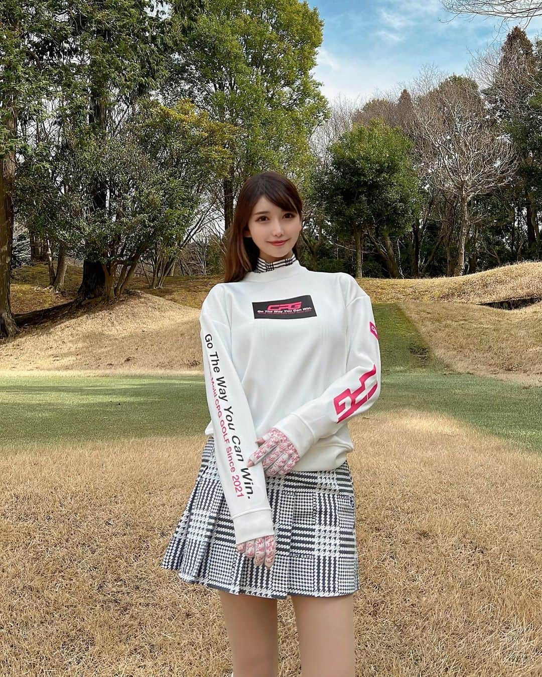 MAYUさんのインスタグラム写真 - (MAYUInstagram)「. フロントからまわったよん⛳️ スコアは49.43-92（35putt） 前半が酷かったな〜🤣 . やっぱ距離が長くなると気持ち的に焦っちゃう🥺！ そして変なミスが増える😮‍💨 ゴルフはほんとメンタル大事⛳️✨ . ウェアは @cpggolf_official  伸縮性あって生地がきもちいいの🤍 腕にロゴが入ってるのもかわいい💖 . スカートとインナーは @pearlygates_official 🖤 . 今年中にはレギュラーでまわれるようになりたいなー！✨ . #ゴルフ女子#ゴルフ#ゴルフウェア#ゴルフコーデ#ゴルフファッション#シーピージー#シーピージーゴルフ#ゴルフアパレル#パーリーゲイツ#golf#golfwear#golfapparel#cpg#cpggolf#cpgapparel#golfer#golfswing#golflife#golfgirl#golfstagram#golfaddict#golfshot#narita#japan#japanesegirl」3月21日 18時43分 - mayu.kina_golf