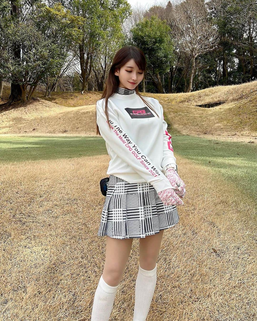 MAYUさんのインスタグラム写真 - (MAYUInstagram)「. フロントからまわったよん⛳️ スコアは49.43-92（35putt） 前半が酷かったな〜🤣 . やっぱ距離が長くなると気持ち的に焦っちゃう🥺！ そして変なミスが増える😮‍💨 ゴルフはほんとメンタル大事⛳️✨ . ウェアは @cpggolf_official  伸縮性あって生地がきもちいいの🤍 腕にロゴが入ってるのもかわいい💖 . スカートとインナーは @pearlygates_official 🖤 . 今年中にはレギュラーでまわれるようになりたいなー！✨ . #ゴルフ女子#ゴルフ#ゴルフウェア#ゴルフコーデ#ゴルフファッション#シーピージー#シーピージーゴルフ#ゴルフアパレル#パーリーゲイツ#golf#golfwear#golfapparel#cpg#cpggolf#cpgapparel#golfer#golfswing#golflife#golfgirl#golfstagram#golfaddict#golfshot#narita#japan#japanesegirl」3月21日 18時43分 - mayu.kina_golf