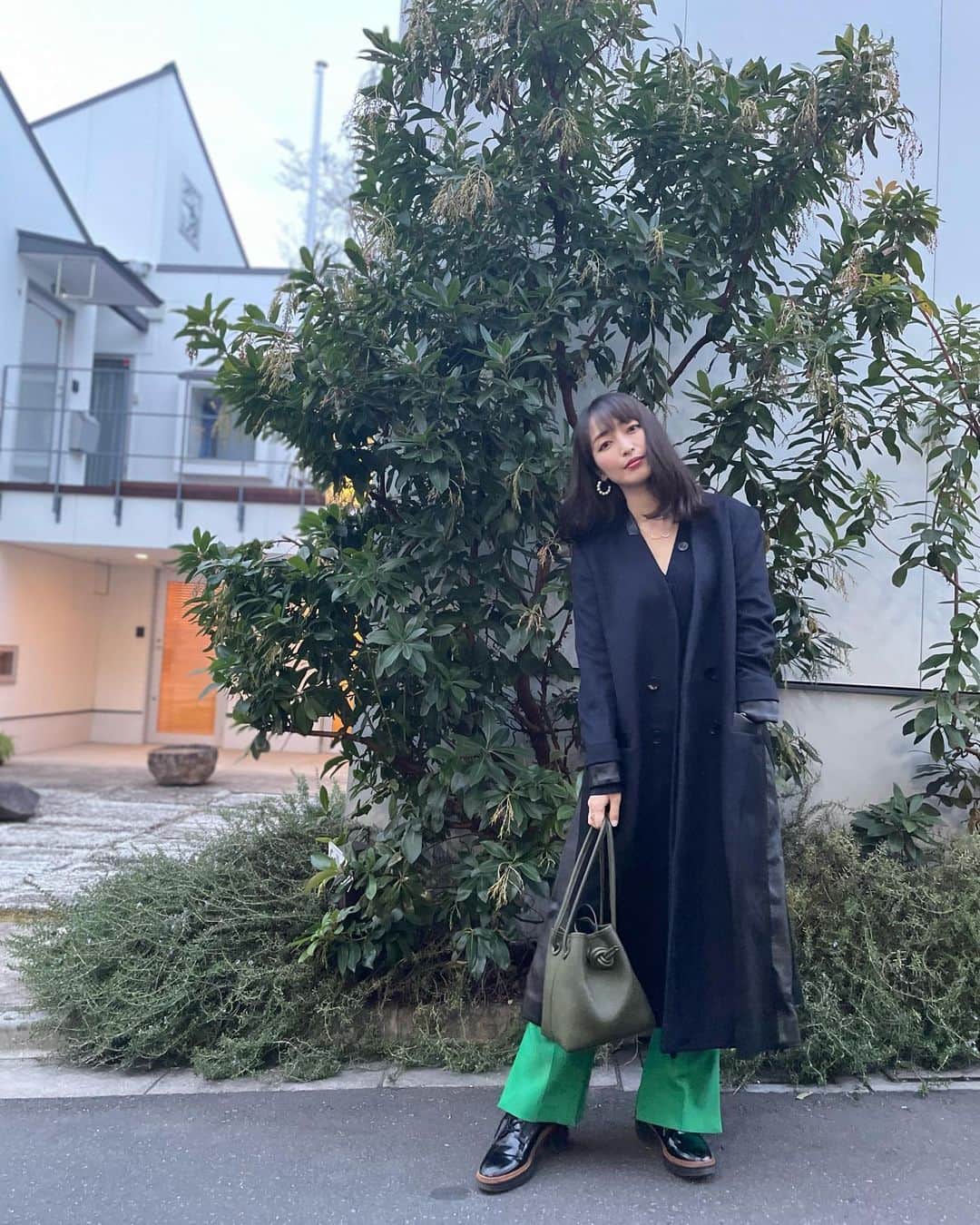 上野なつひのインスタグラム：「まだコート必要よね、夜寒いし…  一昨年買ったezumiのコートが大活躍🌸 形が綺麗だし品があってどこに来て行っても恥ずかしくない！ 何着てもキマっちゃう。 重宝するわ☺️ 🧥 @ezumi.official  👜 @vasic_japan  👖 @fray_id  🥿 @zara」