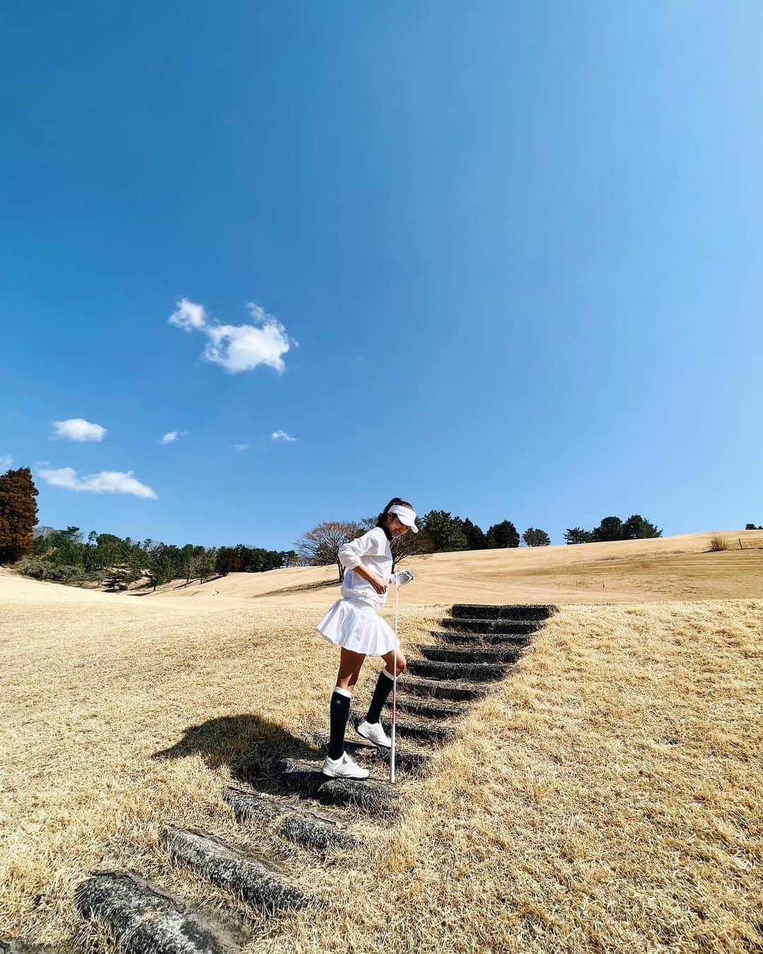 ヴァッツ美良さんのインスタグラム写真 - (ヴァッツ美良Instagram)「先日参加したラフィユーロカップ 全身真っ白のウェアめちゃくちゃ映える可愛すぎた🥺🤍　@raffiuro_japan   会社作るならゴルフやった方がいいって言われて始めたゴルフ。 やっとコンペに参加できるくらいには上達して、 ゴルフを通して普段出会えないような世代の違う人達とも出会える機会が増えて 改めてゴルフ初めて良かったなぁと思う！✨  にしても、この日はドライバーが大不調すぎた😹  #ゴルフ#ゴルフ女子#ゴルフコーデ#コンペ#ラフィユーロコンペ#ラフィユーロ#韓国ファッション#起業家#社長#女性起業家#女性社長」3月21日 18時58分 - miravats_06