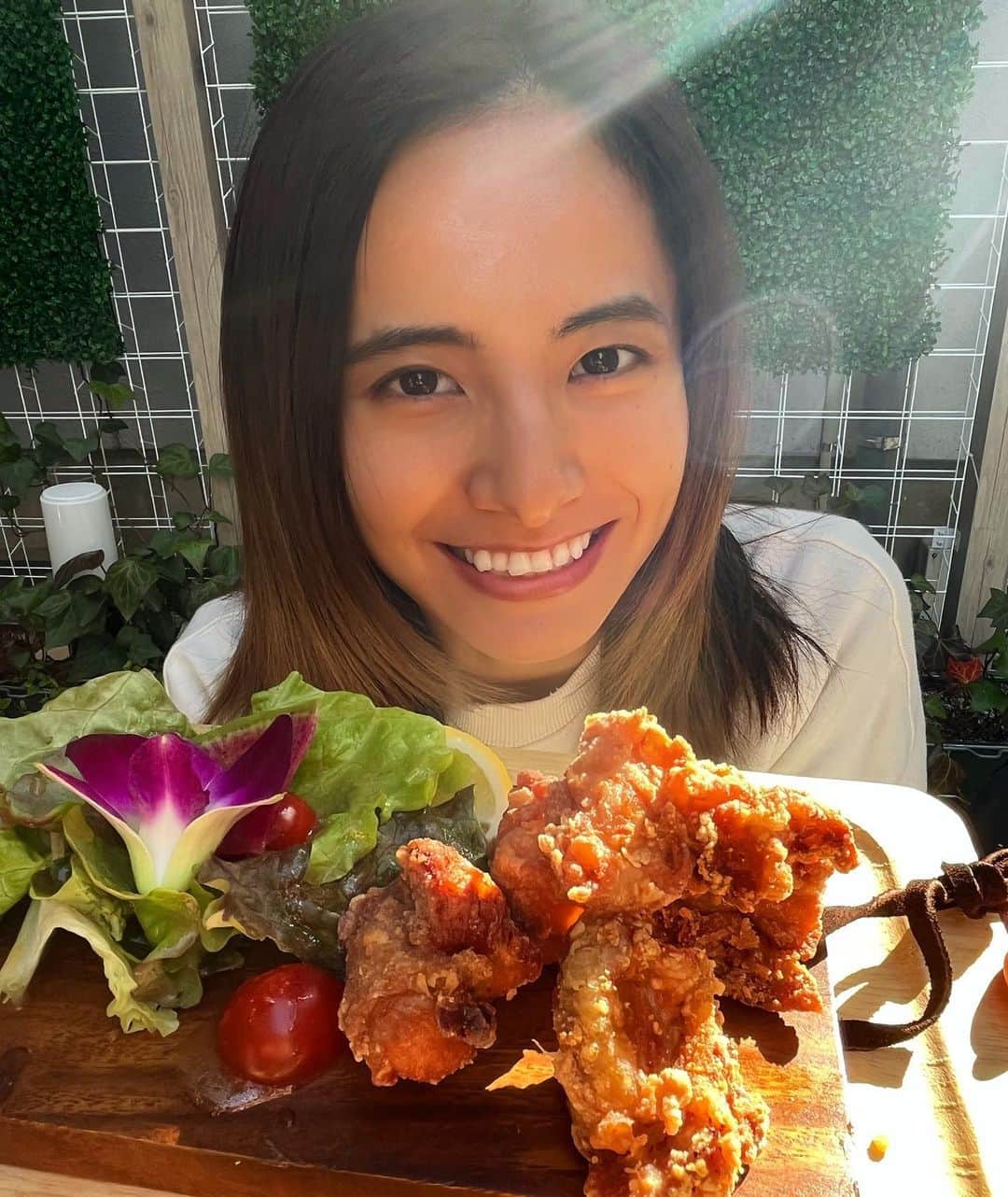佐野千晃のインスタグラム：「唐揚げが大好きだからミス唐揚げアワードにエントリーを決めた佐野千晃  この4ヶ月間100人ぐらいいた候補者から12人に絞られてファイナルをやっております( ･∀･)  4月1日20:00〜22:00の2時間限定で投票があるので是非協力してほしい、、、！  URLもらい次第連絡します🥺  #natural #healthy #good #gilrs #gilr #cool #cute #ooted #selfie #self #face #スポーツ女子 #スポーツ #唐揚げ #ミス唐揚げアワード」