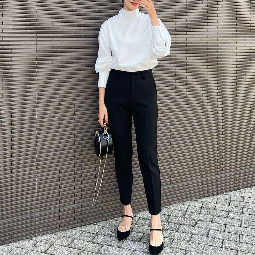 のインスタグラム：「この前載せてた ニットワンピースの中に着ていたボウタイブラウス✨  ワンピースにスカート、パンツにも合わせやすい☺️今回はパンツ合わせで  ボウタイは後ろでも前でもリボンに結んだり好きな感じにできる けれど、後ろでリボン結びが気にいってるから今回も後ろに🥰  tops. bottom. @urs_official  shoes. #fabiorusconi   . .  #urs #ユアーズ #urs_styling #urs_official #タイアップ#ボウタイブラウス#春コーデ#高見えコーデ#大人コーデ#着回しコーデ#骨格ウェーブ#ブルベ冬」