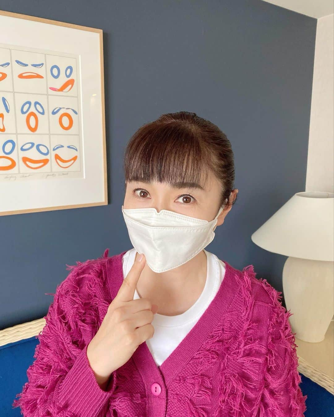 生稲晃子さんのインスタグラム写真 - (生稲晃子Instagram)「マスク生活も長くなりましたね〜😷 オシャレなマスク…安いマスク…不織布…布…アベノマスク  色々なマスクにであいました😄  でも、仕事で話さないといけない時に使うのは、マスクと口元に空間があるものが、やはり1番楽だなと思っています。 まぁ、当然ですが…😆  私がしているマスクはとても楽だし、耳も痛くなりにくいので気に入ってます👍 色も可愛いんですよ〜✨  #マスク #色々なマスクにであいました #NISHIKIN #生稲晃子」3月21日 19時54分 - akiko__ikuina