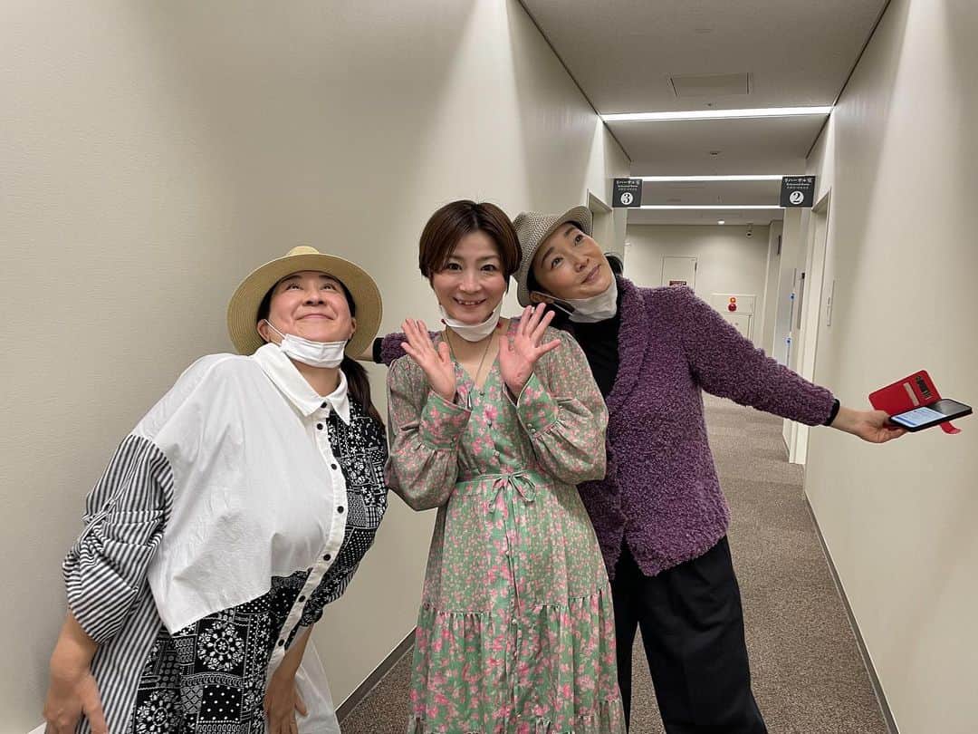 西尾まりのインスタグラム：「本日はパパはニュースキャスターのイベントがありました。コロナ禍なのに、お集まりくださった方々、遠方から駆けつけて下さった方ありがとうございました。プロデューサーから初めて聞くお話も沢山あって、とっても楽しかったです。正和さんをこのメンバーでしのぶ事もでしました。本当に本当に色褪せない面白いホームコメディだなぁと、改めて思いました。こうやって元気で集うことができて感謝しかありません。また、明日からがんばろって思えました。テレビが、エンタメが、もっともっと面白くなる様に自分には何ができるのか、出逢いを大切にして、目の前の事一つ一つ丁寧やっていきます‼️」