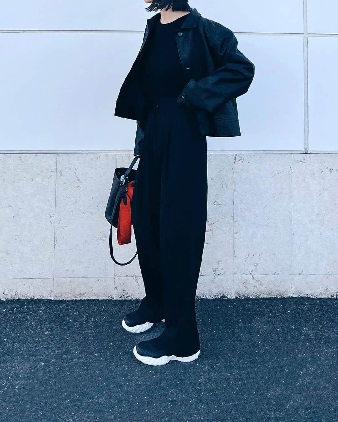 ALISA MATSUMURAさんのインスタグラム写真 - (ALISA MATSUMURAInstagram)「Style:) keep it simple…😎 . 😀🖤🤍🧡 . #昨日のコーディネート#simple#モノトーンコーデ #スニーカー#ボブ#ボブヘアー #す」3月21日 20時05分 - alisa_raw