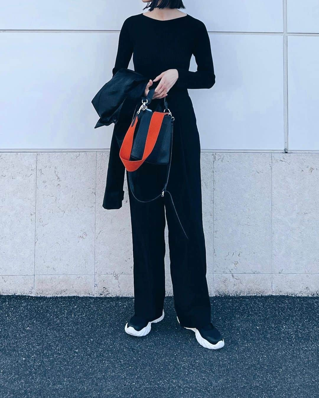 ALISA MATSUMURAさんのインスタグラム写真 - (ALISA MATSUMURAInstagram)「Style:) keep it simple…😎 . 😀🖤🤍🧡 . #昨日のコーディネート#simple#モノトーンコーデ #スニーカー#ボブ#ボブヘアー #す」3月21日 20時05分 - alisa_raw