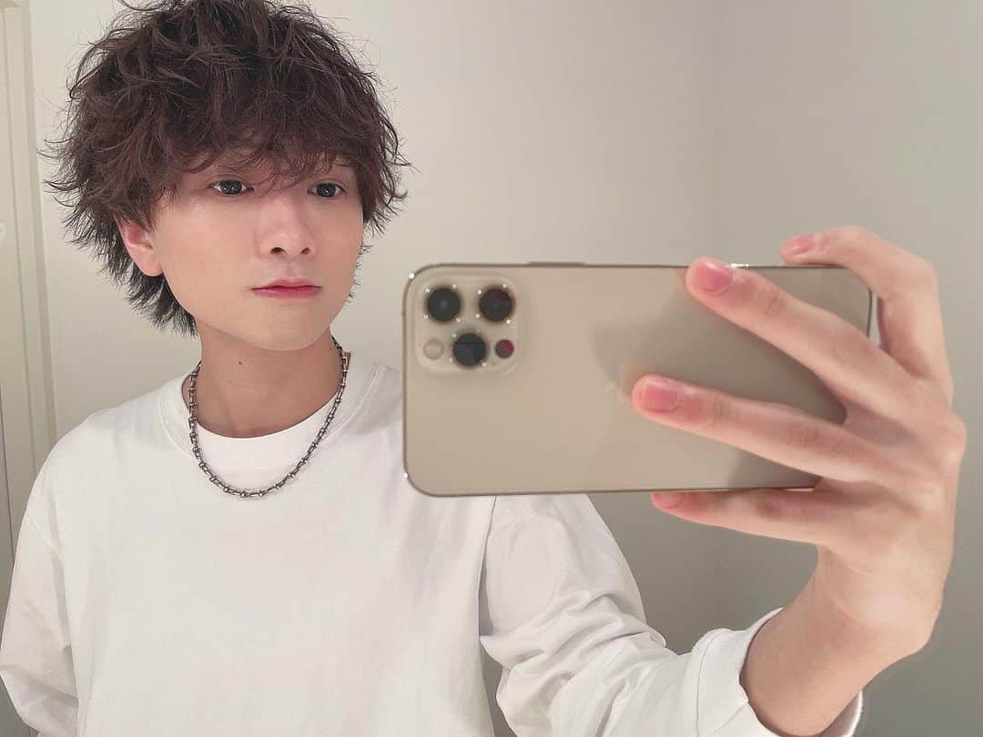 まひろさんのインスタグラム写真 - (まひろInstagram)「インスタ頑張ろうかな？！？  今日は久々のOCEANTOKYO OSAKAでの撮影でした📸  久々の撮影でめっちゃ楽しかった🥰  森田さんにめっちゃいい感じにパーマ当ててもらって、バチバチセットにしてもらったどうですか！！！🙋‍♂️  コメントくださいな🤞  パーマ気に入ってます🥰いつもほんとにありがとうございます🙇‍♂️  #oceantokyo #れいまひ」3月21日 20時29分 - ki_rm9_8