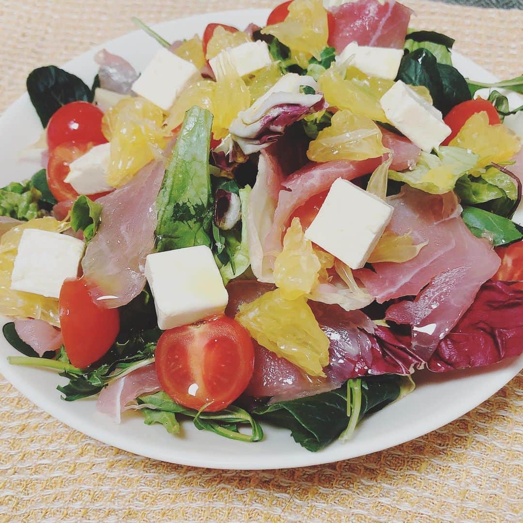 のインスタグラム：「甘夏上手く向けなくてボロボロになっちゃったからサラダに。今日のお夕飯です🌟 チーズとか生ハムとかもいれて☺️  ポテトサラダにはりんごが入ってて欲しいし、酢豚にもピザにもハンバーグにもパイナップルは乗ってて欲しいのだ〜〜〜！ フルーツ入りのご飯、みんなは好き？  オンゲキライブに向けて、 ゆる〜く減量がんばります❤️‍🔥❤️‍🔥❤️‍🔥   #自炊  #料理  #ダイエット」