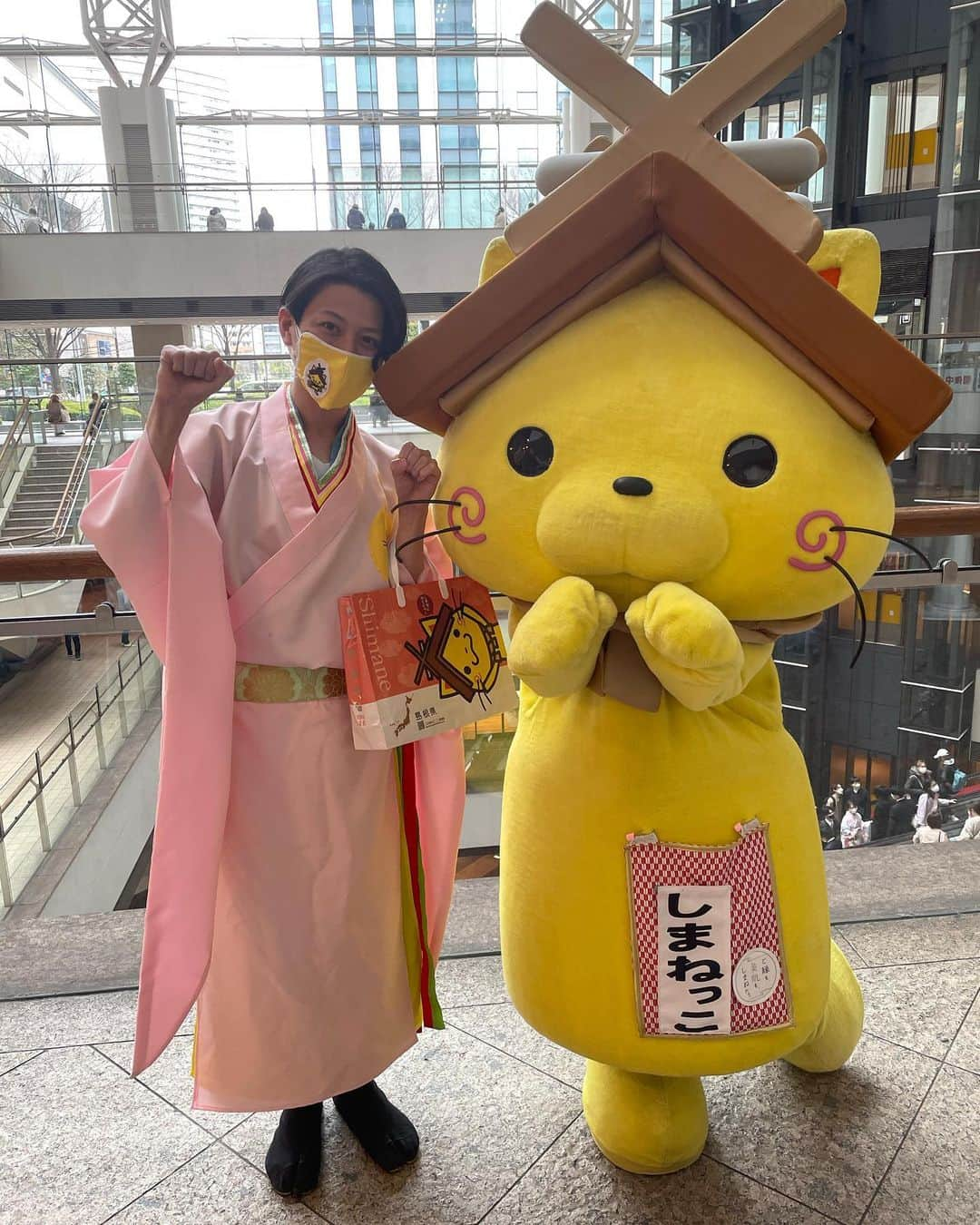 瀬戸口弘樹さんのインスタグラム写真 - (瀬戸口弘樹Instagram)「一昨日と昨日はみなとみらいのクイーンズスクエアで開催された島根県物産展 「島根のごっつお2022」のステージにしまねっこと出演させて頂きました🐱🌸  島根の春ならではの日本酒や美味しい商品をご紹介させて頂きました✨  ご来場頂いた皆様ありがとうございました🙏✨  皆様にお会いできて、とても嬉しく、そして楽しかったです✨  またお会い出来る事楽しみにしています🐱✨  島根の日本酒とっても美味しいので皆様も是非飲んでみてくださいね🍶✨  皆様に素敵なご縁がありますように🙏✨  #しまねっこ　#しまねっこのお兄さん　#ヒロくん　#島根　#島根県　#しまね　#ご縁の国しまね　#ごっつお　#島根のごっつお2022 #島根物産展　#物産展　#日本酒　#月山　#環日本海のど黒　#悠々燗々　#島根酒造　#酒造り　#瀬戸口弘樹　#sake #酒beauty #麹beauty #麹prince」3月21日 20時37分 - hirokisetoguchi