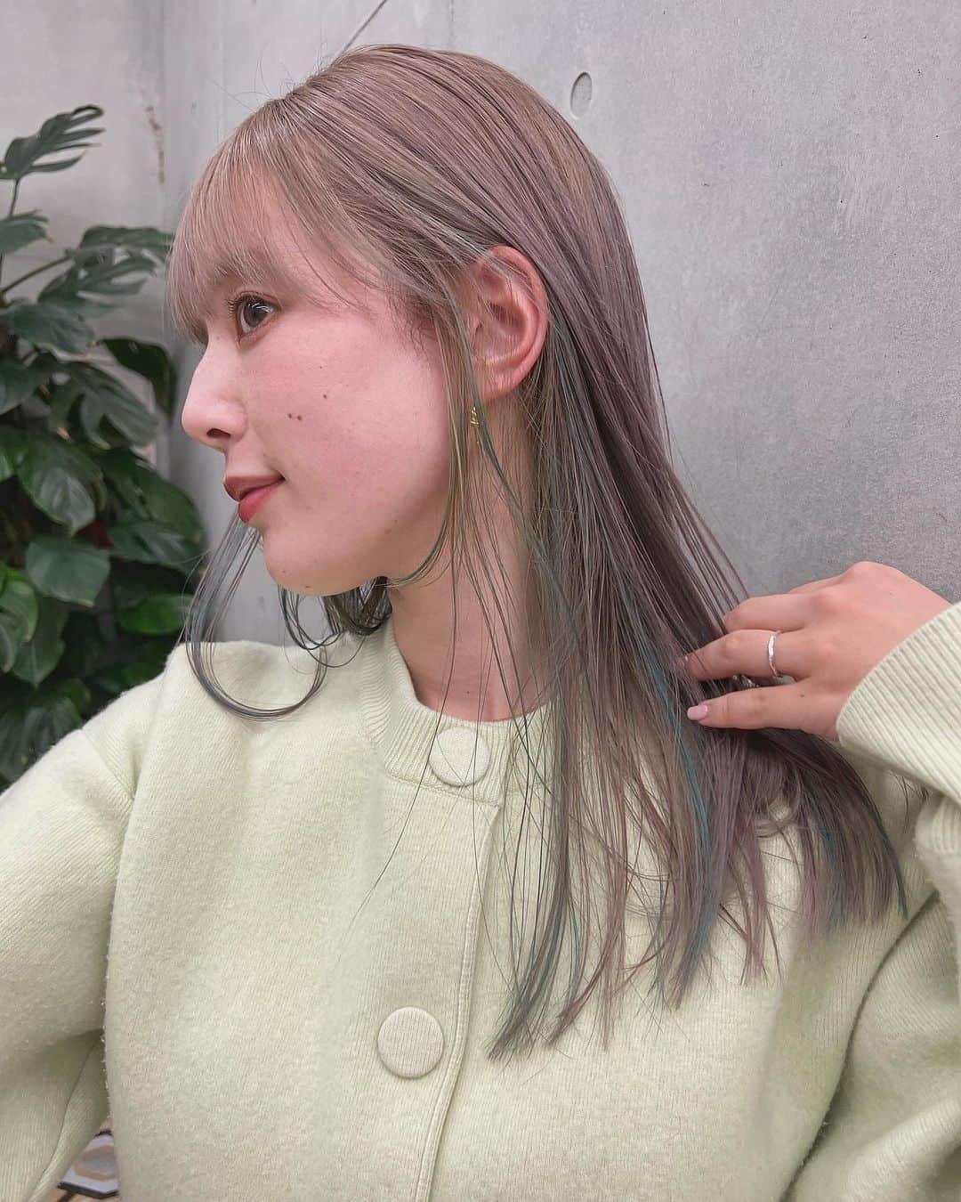 目見田早弥子のインスタグラム：「🧚🏻‍♀️💟🫧 カラーしたよ~❕ ずっとやってみたかったデザインカラー🫶🏻 パープル系のベージュをベースに エメラルドグリーンを入れてもらいました🤍 トリートメントと毛先、バングカットもしてもらって👌🏻✨ どうかな~❔❔ @ryo_hair」