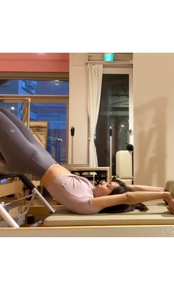 黒宮ニイナのインスタグラム：「マシンを使って自主練習🧘‍♀️   セミサークルというムーブメントで、背中の骨一つ一つ動かしているので背中が伸びて胸が開く！ 背中が硬い方、猫背や巻き肩の方にいい動きです◎私は背中と腰が硬いので、まだまだスムーズにできないですが柔軟に滑らかに動けるようにしたい💪🏼  ピラティスは頭で理解できていても自分の体の癖などを分かった上でどれだけ落とし込めるかが重要なので繰り返し練習が必要です！！  客観視できるように毎回ムーブメント毎に動画を撮って見返して、改善点を見つけて次の練習に活かせるようにしています😊 ピラティス始めてからだいぶ、股関節や背中が動くようになってきたけどまだまだ練習が必要だ🤔 こんなに動いても終わったあとのスッキリ感がたまらなく好き😆👍  #ピラティスインストラクター #ウェア #ピラティスウェア #ピラティス #マシンピラティス #リフォーマーピラティス #ピラティス資格取得中 #セミサークル #トレーニング #ストレッチ #体幹トレーニング #ボディメイク #トレーナー  #ママトレーナー #ママ #2児ママ #30代ママ #pilates #machinepilates #refomer #trainig #coatraining #yogawear #pilateswear #trarningwear #xexymix #leeche #trainer #mamatrainer #mama」