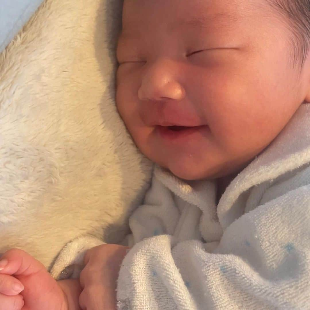 徳田耕太郎さんのインスタグラム写真 - (徳田耕太郎Instagram)「娘が産まれました👶 名前は梨杏(Ria)です！ 3200gと大きくて男の子みたいでしたが、日に日に女の子らしくなってきてます👶 毎日幸せ感じてます✨ 大変な思いをして産んでくれた妻には感謝してもしきれません。 まだ父親としては半人前ですが、できることを一つ一つ頑張っていきたいと思います！  My daughter was born! Her name is Ria.  She weighed 3200g when she was born and looked a bit like a boy, but she’s starting to look more and more like a girl. I feel so happy everyday. I’m so grateful to my wife for giving birth to our daughter. I still have a lot to learn, but I’m going to do my best, one day at a time!」3月21日 21時03分 - tokura_freestyle