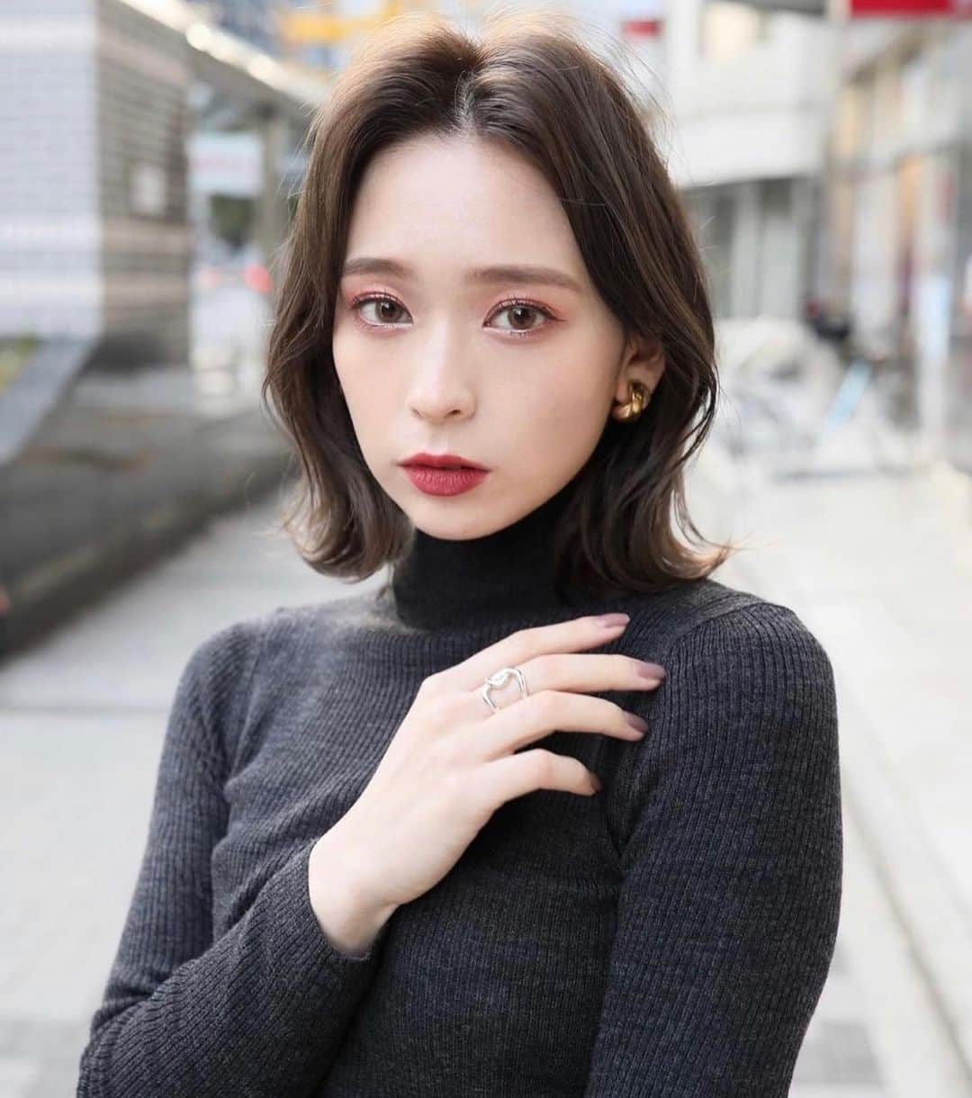 佐藤 康文のインスタグラム：「最近とても人気のミディアムスタイルです✨ ※ 2枚目は巻き方動画、3枚目、4枚目は使用したコテとスタイリング剤です ※ コテはRefaの32ミリ ※ スタイリング剤はN.です ※ ※ ※ ※ #美容室#美容師#美容#撮影#撮影モデル#サロモ#サロンモデル#モデル#ヘアスタイル#ヘア#アレンジ#ヘアアレンジ#hair#cute#ガレリアエレガンテ#ヘアカタ#美容院#メイク#ヘアカラー#ヘアカタログ#作品撮り#日本#名古屋美容院#ヘアセット#栄美容院#」