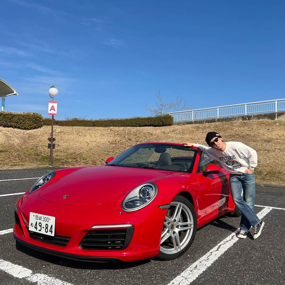 としみつのインスタグラム：「2年半以上乗ったPORSCHE 911 Carrera Cabrioletとサヨナラしました…！  マジで憧れの車だったし、愛しかない。何より都会ではなく、ど田舎の此処岡崎で乗っていた事に意味があると思ってます。  ラングラーを買った後も本当によく乗ってたし、気持ちを上げてくれました。別に飽きたわけでもありません。  ただ若いうち、20代の内に、乗りたいと思った車をどんどん乗っていきたいと思ってます！  次に購入したのはFerrari Roma！ 20代ラストイヤーに選んだカラーを予想して見てください笑  また乗りたいぜPORSCHE✌️  #porsche  #ポルシェ  #911  #911carrera」
