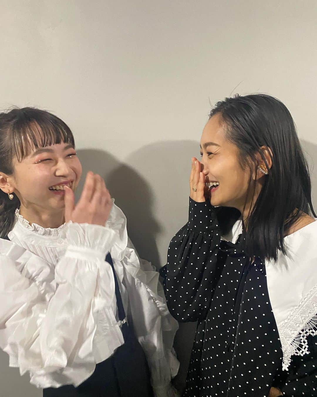 三戸なつめのインスタグラム：「第34回 マイナビ 東京ガールズコレクション2022 SPRING/SUMMER 🕺 tokyogirlsmarket STAGE ありがとうございました🥳 久しぶりのランウェィたのしかたですー！！しかも志穂さんとー💕 うれじー🧚‍♀️ なつめちゃんボード(?)看板(?)を見つけた時はそこに駆け寄りたくなるくらい嬉しかったです😭ありがとうだよー😭🙏#届けぇ 今回着用したお洋服は @tokyogirlsmarket_official さんのサイトで購入できます☺️ 是非チェックしておくれぇ〜🙌 #mito_natsume #マイナビTGC #tgc」