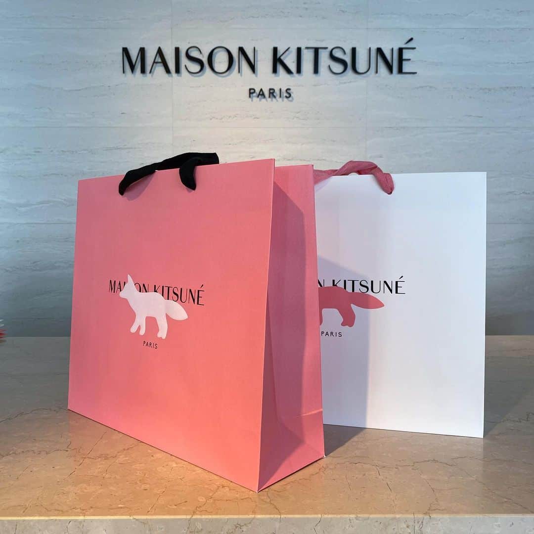 黒木理也のインスタグラム：「perfect 🌸🎁cherry blossoms shopping season @maisonkitsune by @olympialetan」