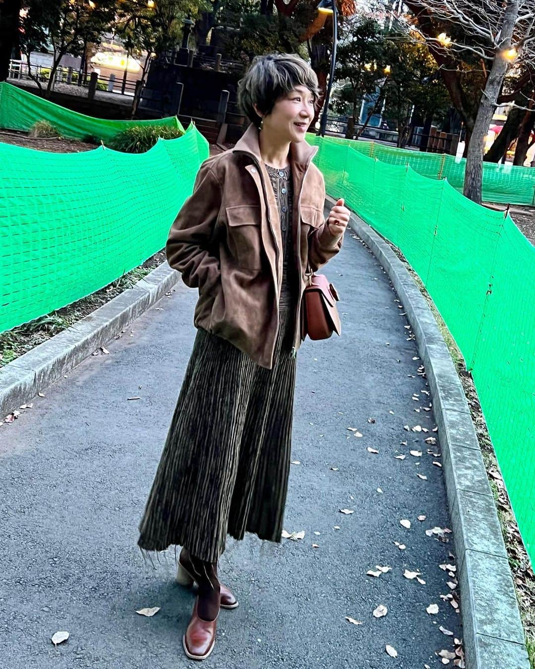 のインスタグラム：「. brown 🤎 な日 ワンピースやちょっと柔らかいブラウスにこんな男の子っぽいブルゾンを着たくて☺︎  #珍しくブラウン #planc #黒田知永子 #chiekokuroda   ブランドはタップしてみてね！」