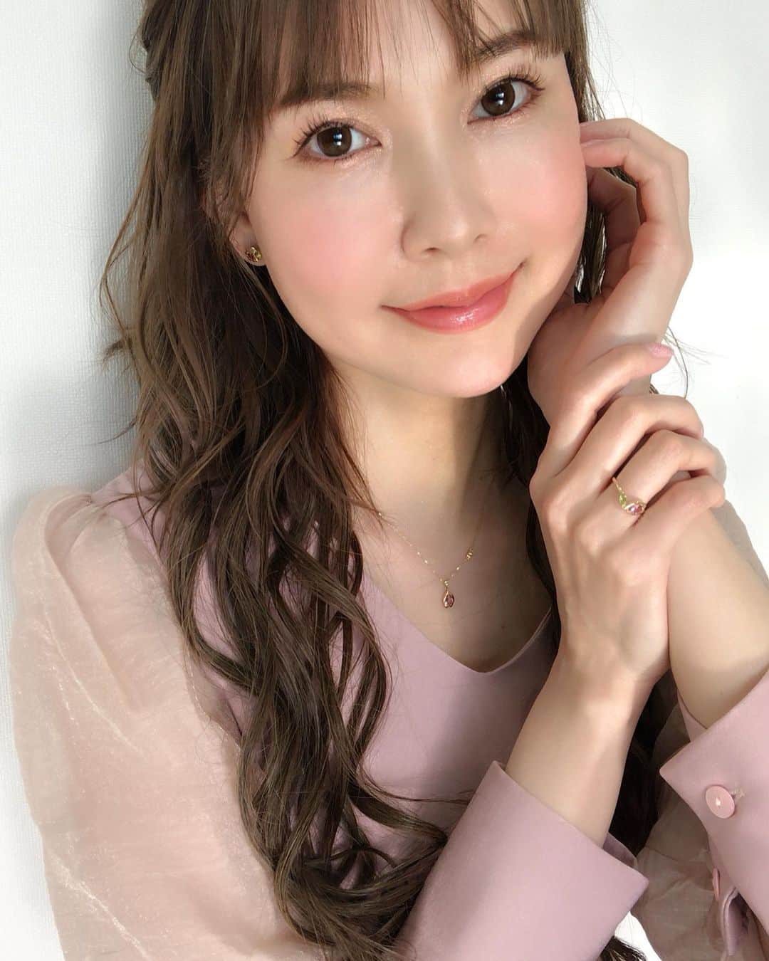 上原さくらのインスタグラム：「2年半ぶりのロングヘア✨ 初めてシールエクステをしてみました。 が。 頭皮が引っ張られる感じが痛くて偏頭痛を引き起こし、24時間で外してしまいました。 勿体無かったけど、つけてみなければ分からなかったので仕方ない💦 自力で地毛を伸ばします。笑 アクセサリーはシェロムの新作です😉 よかったら楽天ショップのシェロムアクセサリーで検索してチェックしてみて下さいね❤️ #シールエクステ　#ロングヘア #ロングヘアアレンジ #ゆる巻き」
