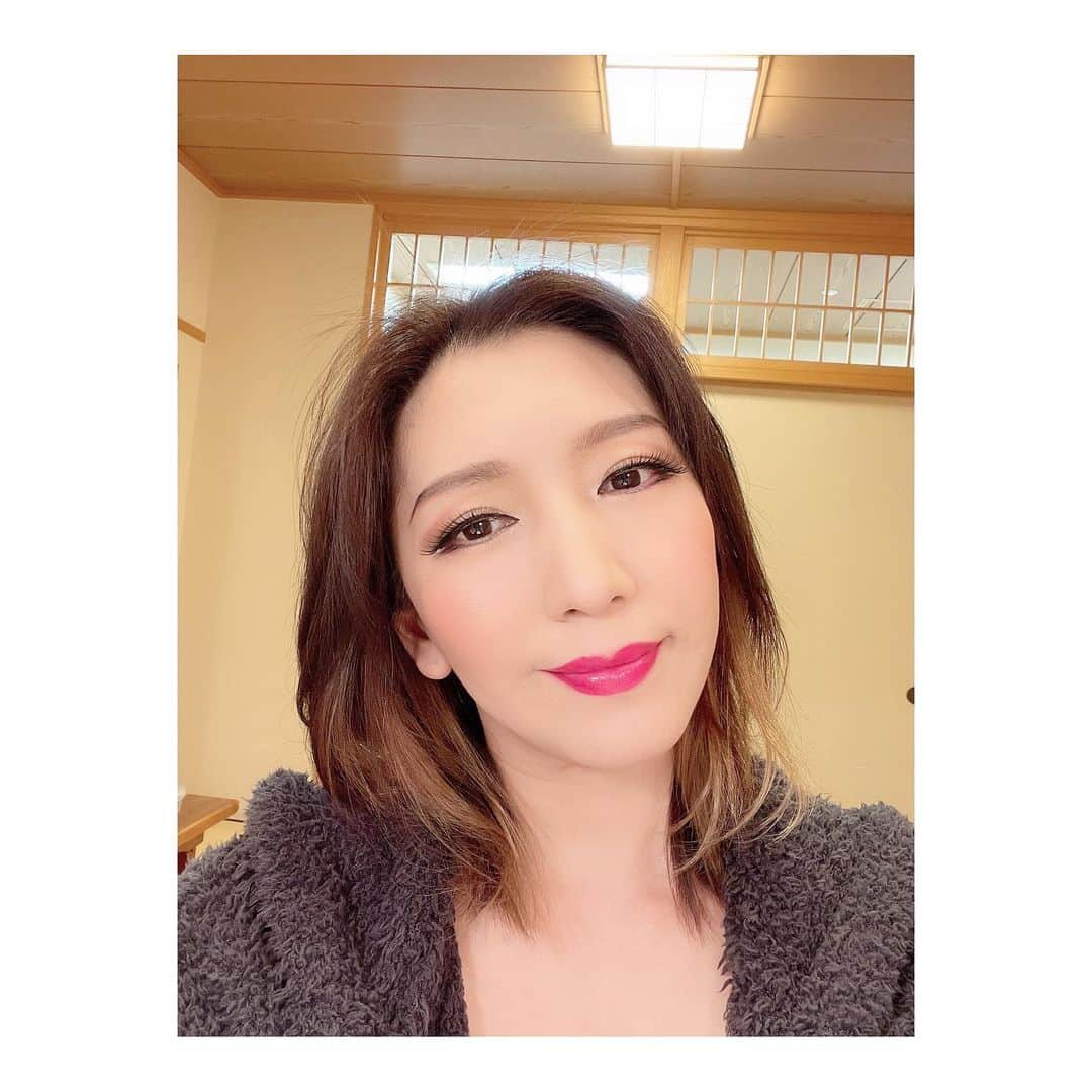 瀬奈じゅんさんのインスタグラム写真 - (瀬奈じゅんInstagram)「⁡ ⁡ 大阪公演もラスト一回となりました。 ⁡ 連日の満員御礼……ホンマ、おーきに！！ 皆様の笑顔がエネルギーとなっております……アリナミンＶのおかげでもありますが笑。 ⁡ ⁡ この新歌舞伎座さんの楽屋、ちゃぶ台や座布団もあっておばあちゃん家みたいで落ち着きます。 最近は畳の楽屋がほぼ無い中、貴重です。 ⁡ 畳、好き。 ⁡ さ、明日の大阪千秋楽、頑張ります！！ ⁡ ⁡ #カーテンズ #新歌舞伎座 #満員御礼 #皆様の笑顔 と #アリナミンv 様様 #畳 #最高 ‼︎」3月21日 22時04分 - junsena_official