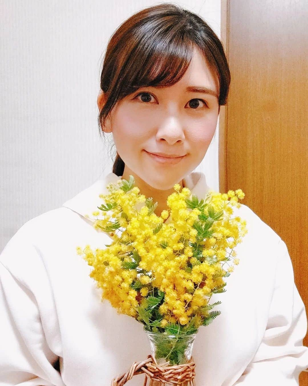 鈴木理香子のインスタグラム：「母からミモザのプレゼント💐✨ ありがとうございます😌❤  ヘアゴムもミモザ柄なほど大好きなミモザ🌼 花言葉は「感謝」と「思いやり」😊  世界が「誰かを想う、想像力」で 溢れたらいいのにな…🍀  #ありがとう #❤️ #ミモザ #💐 #花束  #花のある暮らし #花好きな人と繋がりたい  #鈴木理香子 #日テレNEWS24 #stopwar」