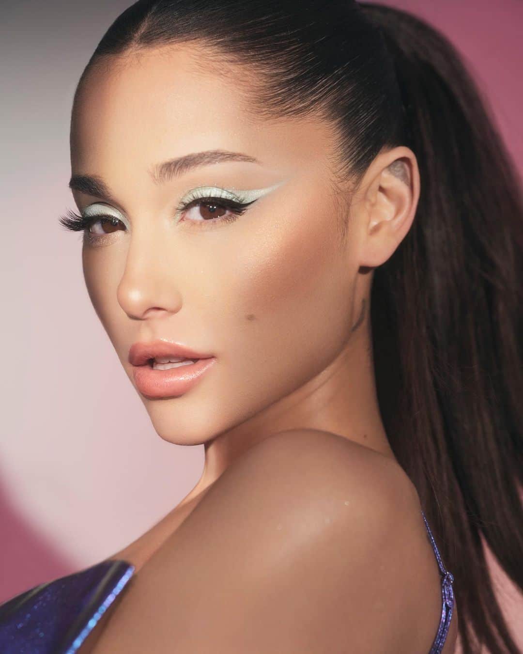 アリアナ・グランデのインスタグラム：「chapter two out now @r.e.m.beauty 〰️」