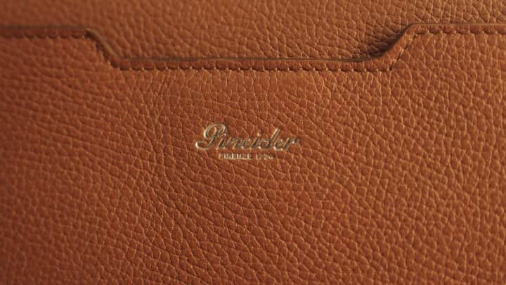 スコット・シューマンのインスタグラム：「Honored that @jennymwalton and I are featured in the Spring ‘22 campaign for the ultra chic Italian heritage brand @pineider - Classic Italian craftsmanship perfectly married to modern design! #pineider #ad」