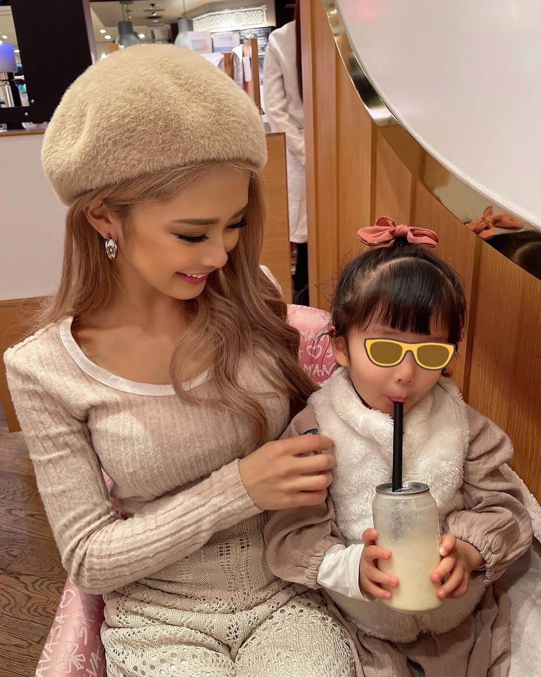 のインスタグラム：「オフの日は娘たちとデート💗 最高に美味しかったバナナジュース🍌🍌」