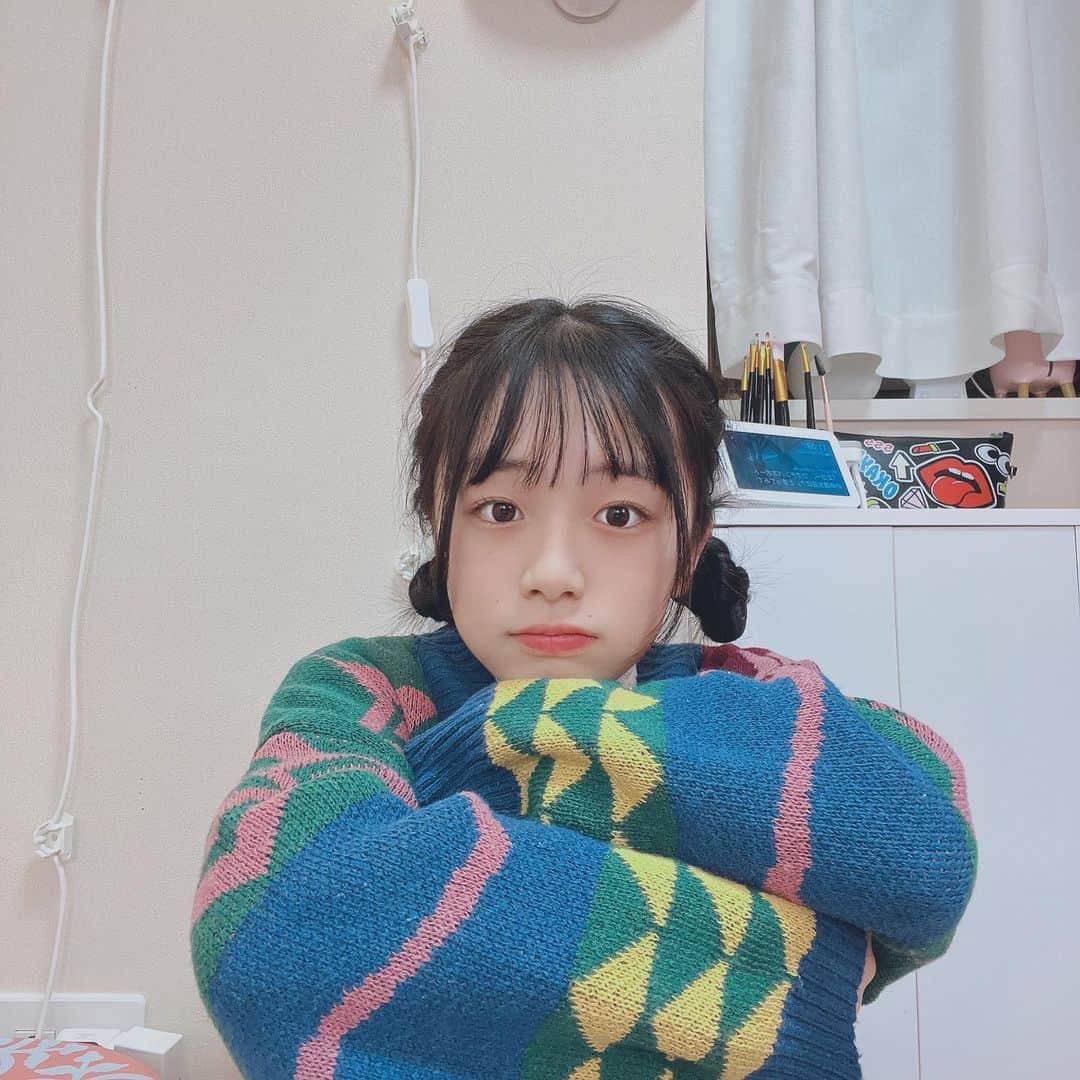 のインスタグラム：「目線外しにハマってるらしい😵‍💫  もうすぐ春ですね～🌸 はやすぎる！！🌸  明日は火曜日！ 私は2年生なのであと1週間学校があります🌸  頑張ろうね💪♥️   #ひまひまチャンネル #ひまひま #目」
