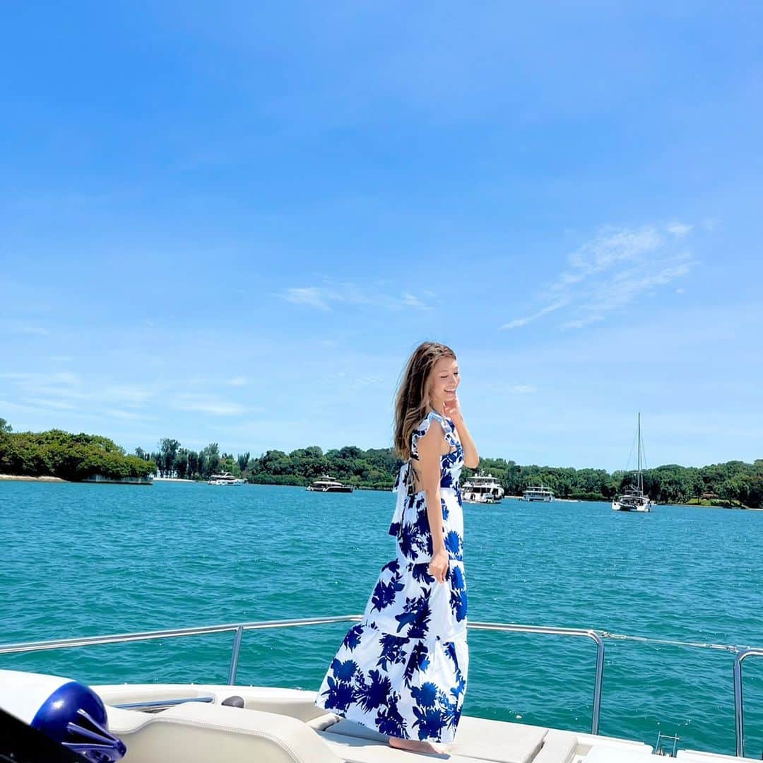 市原彩花さんのインスタグラム写真 - (市原彩花Instagram)「I enjoyed yacht cruising again🛥🎉 @paccharters   風が気持ちいい〜☺️ 超快晴でクルージング日和🥳 泳いだりサップしたり船の上から飛び込んだり🌊 クッタクタになるまで遊んだよ🤣💗 @paccharters のKaya号に乗ったんだけど、二か月前にアメリカから届いたばかりだからめちゃ綺麗で新しかった😍  シンガポールは常夏だし、予約すればいつでもサクッとクルージング出来るから本当オススメ🥳 とってもリフレッシュできたよ☺️ 私的にシンガポールで1番楽しい遊び🥳  #paccharters#sentosa #lazarusisland#one15marina #doubletap#yachting#maserati #kayayachting#catamaran#marinelife #クルージング#singapore#シンガポール#海外生活#海外移住#海外旅行#シンガポール暮らし#シンガポール生活#japanesegirl#sentosaisland」3月21日 22時25分 - ayaka_ichihara